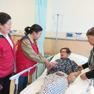 徐州泉山區(qū)雷鋒服務(wù)隊(duì)負(fù)責(zé)人看望住院公益人